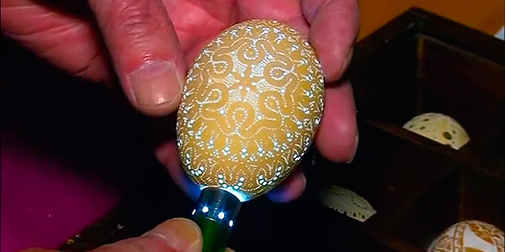 Han begynner å bore i et egg med en drill. Resultatet? Helt utrolig!