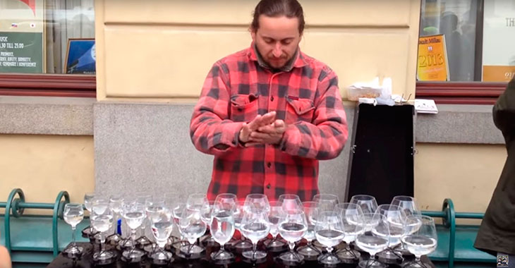Han har stilt opp en rekke vannglass. Hva han gjør med dem? Helt utrolig!