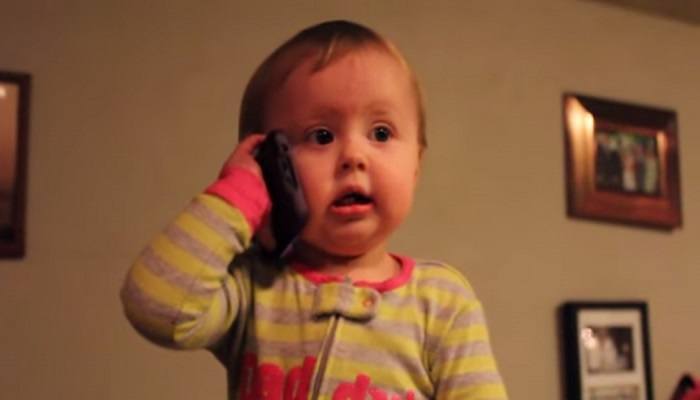 Babyen på ett år får låne mamma sin telefon. Samtalen med pappa tar nettet med storm!