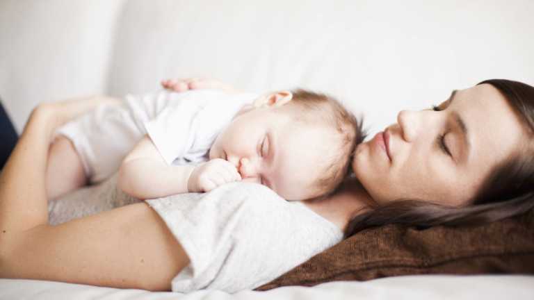 Ny forskning: Babyer bør sove sammen med mor! Hjerte og hjerne kan faktisk ta skade av å sove alene