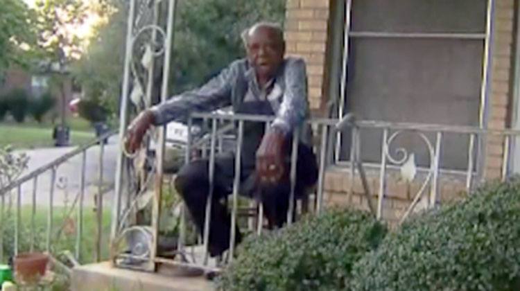 95-år gammel mann ringte politiet fordi airconditionen ikke fungerte – Da de kom inn i hjemmet hans, nektet de å gå derfra