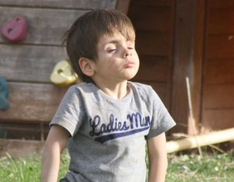 4-år gammel gutt var innesperret i et bur på et barnehjem. Her trekker han frisk luft for første gang på flere år!