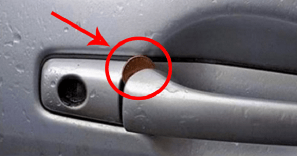 Dersom du finner en mynt festet ved dørhåndtaket på bilen din bør du være klar over hva det betyr.