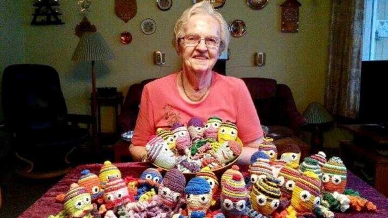 Agnes (87) har gjort det til sin misjon i livet – Har heklet over 1000 blekkspruter til barn som er født for tidlig