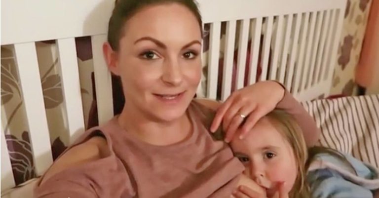 Mor publiserte en video hvor hun ammer sin 4-år gamle datter – Raser mot de som reagerer på filmen