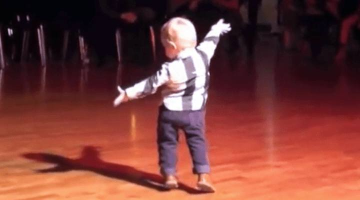 2-åringen hører favorittsangen sin – Starter en dans som har muntret opp millioner av mennesker